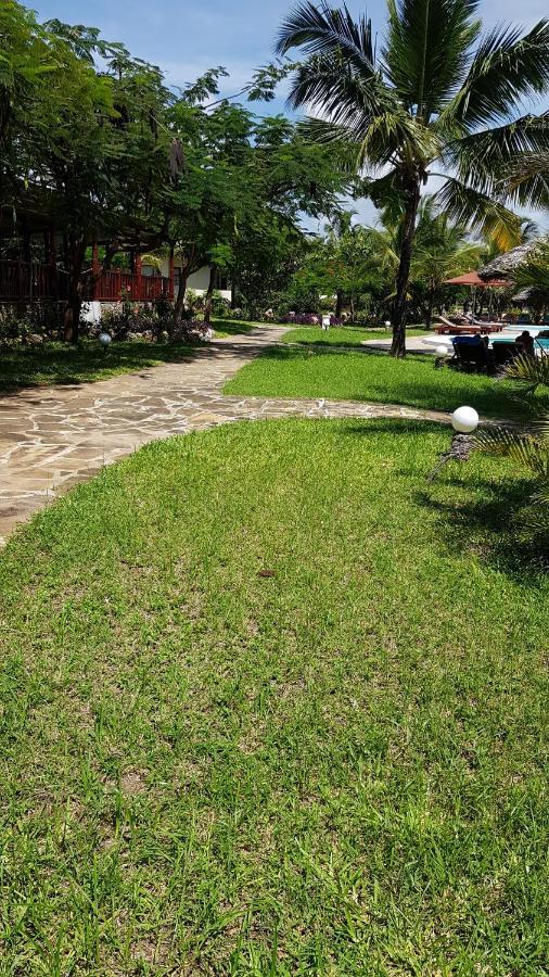 Crystal Bay Resort Watamu Bagian luar foto